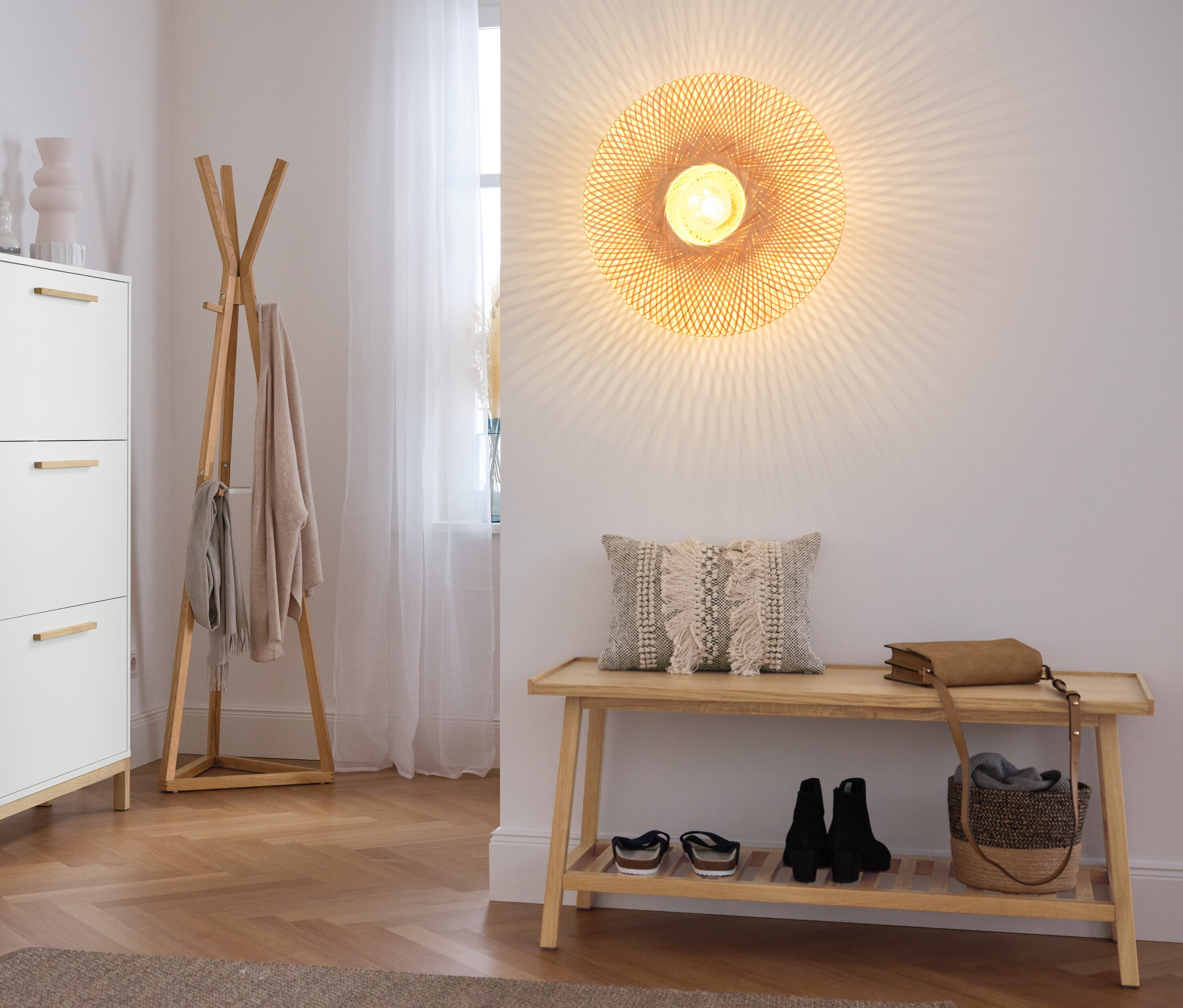 Vstupná hala s botníkom, vešiakom na kabáty a lavicou s odkladacou plochou.