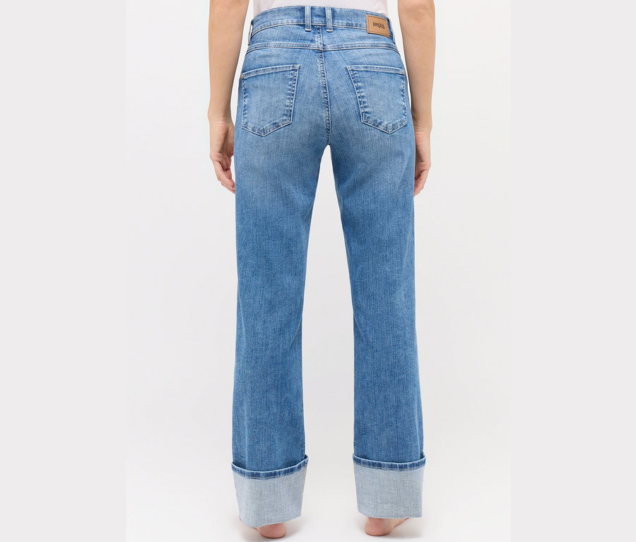 Pohľad zozadu na ženu nosiacu svetlomodré džínsy Angels »Lara« rovný strih Turn Up.