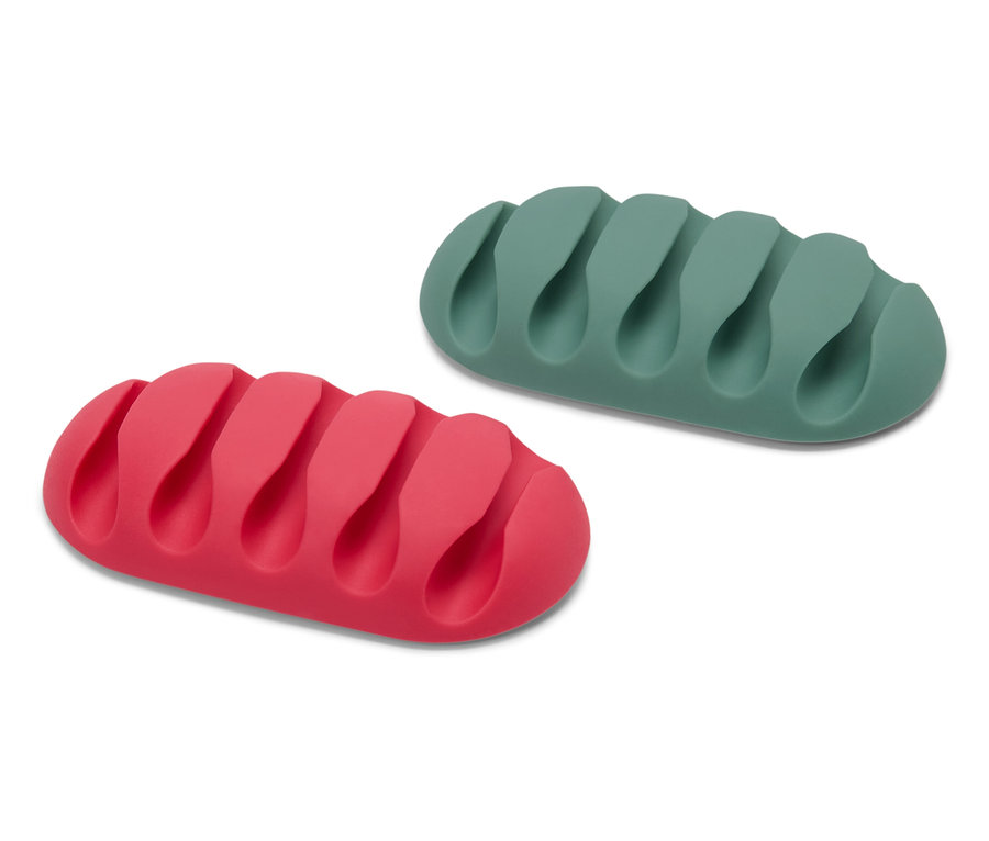 Dva univerzálne organizéry káblov: jeden červený a jeden zelený.