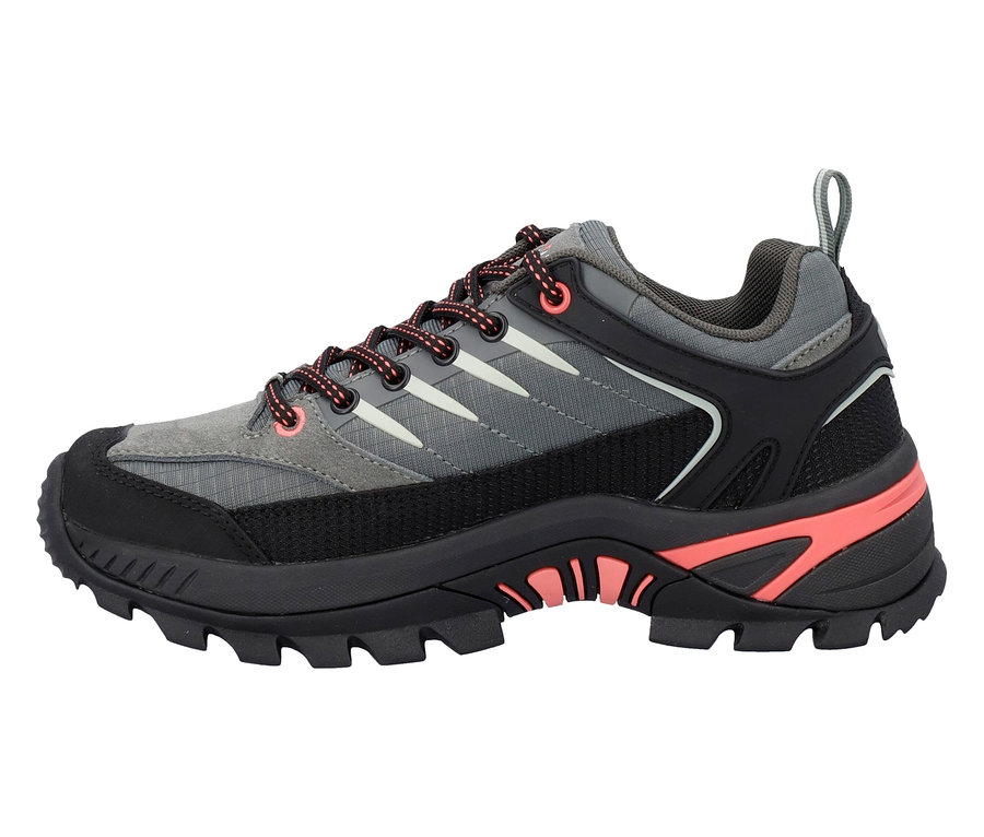 Sivo-čierna treková obuv s oranžovými šnúrkami.