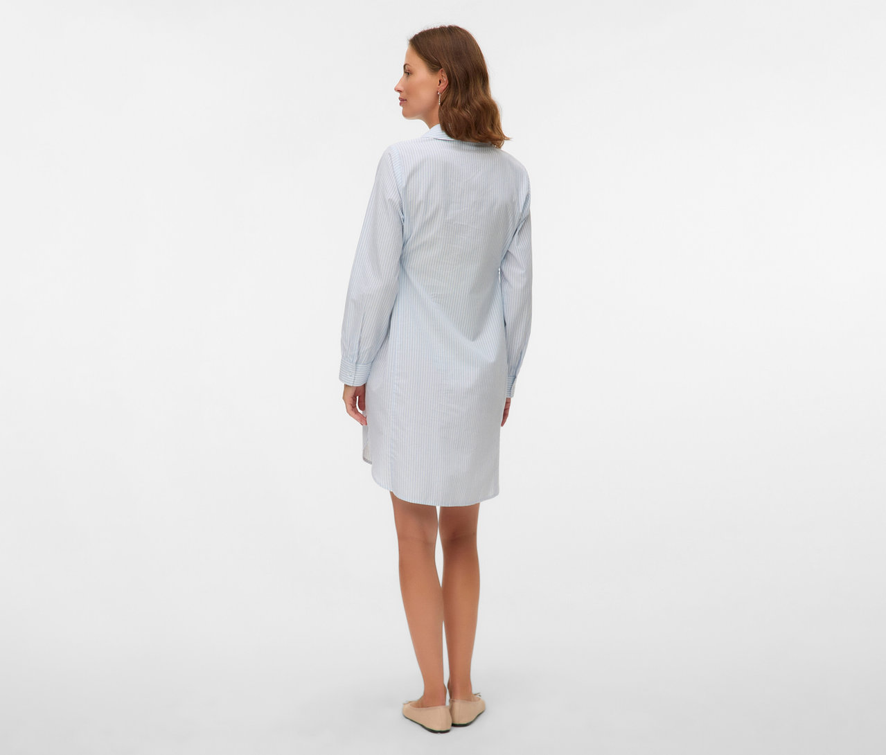 Žena zozadu v košeľových šatách MAMALICIOUS »MLLETICIA LIA« s bledomodrými pruhmi a béžovými topánkami.