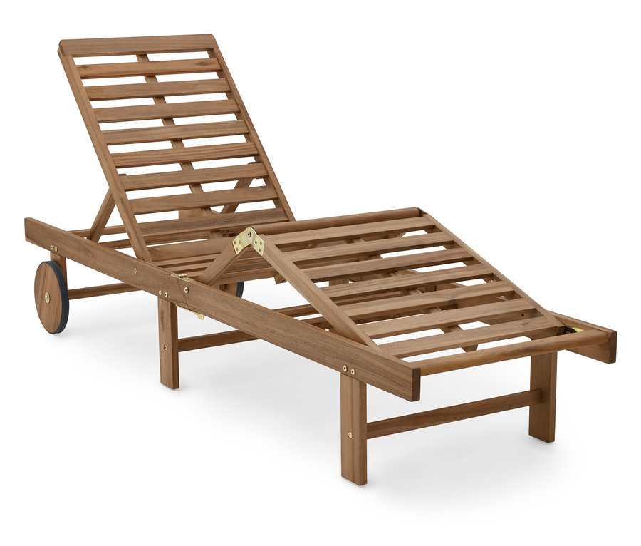 Hnedé drevené ležadlo s nastaviteľným operadlom a kolieskami.