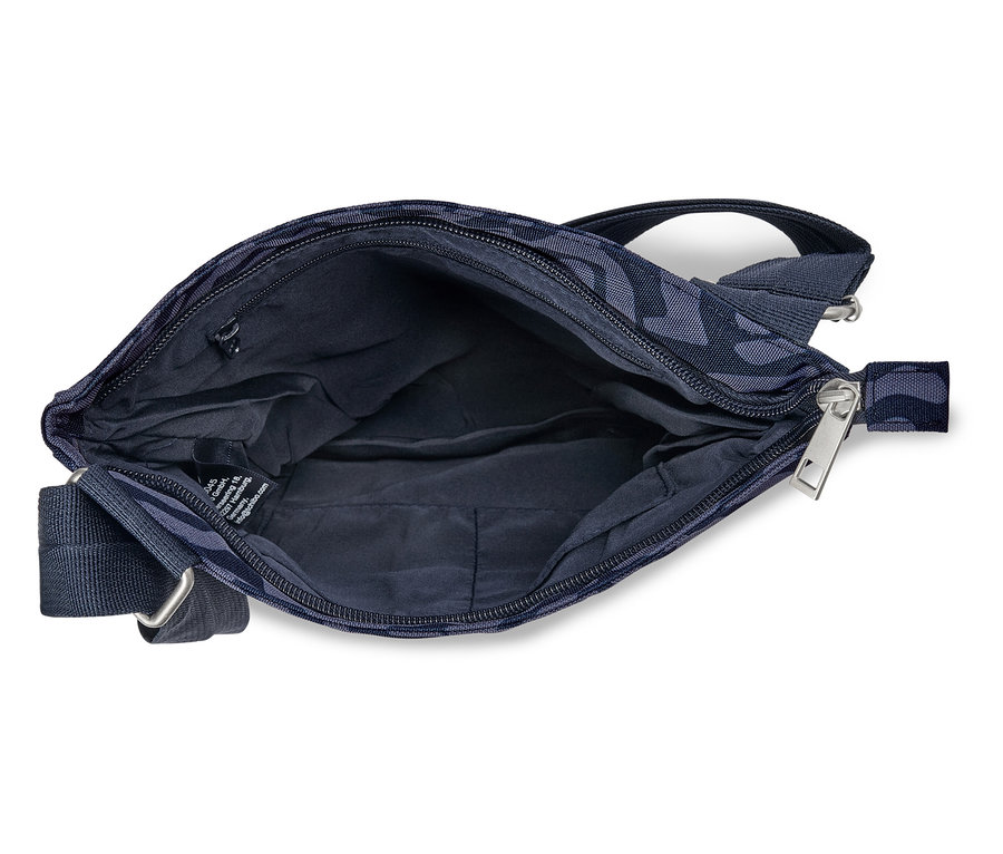 Otvorená tmavomodrá maskáčová taška leží na bielom povrchu.