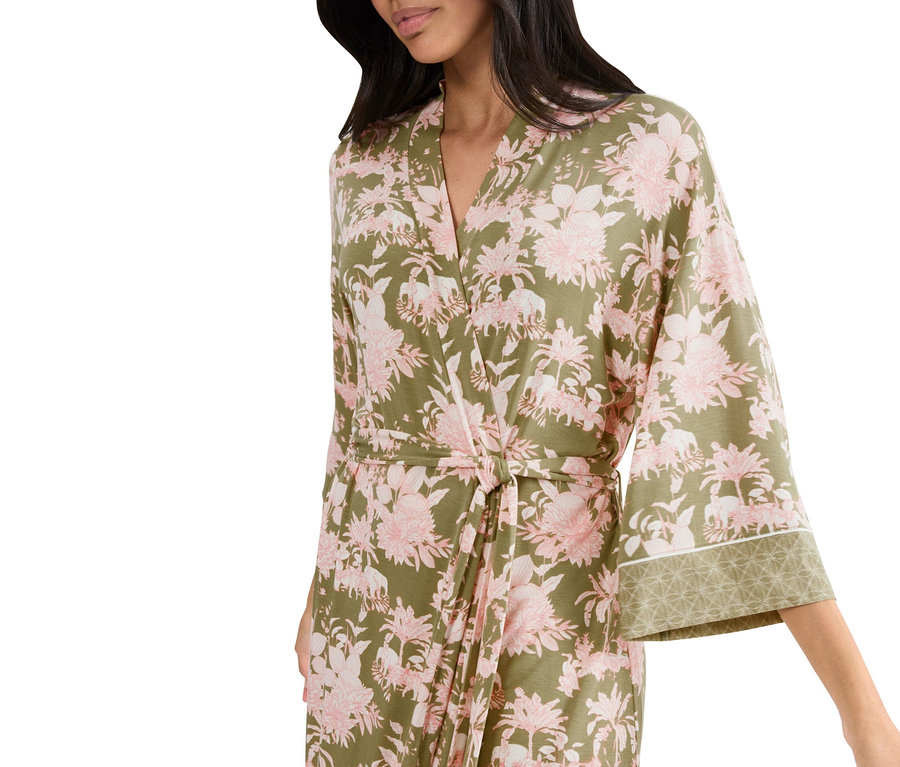 Žena má na sebe kvetinový župan v zelenej a ružovej farbe.