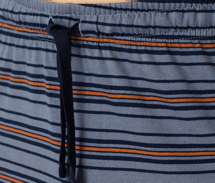Detail krátkeho pyžama SCHIESSER s modro-tmavomodrými a oranžovými pruhmi a šnúrkou.