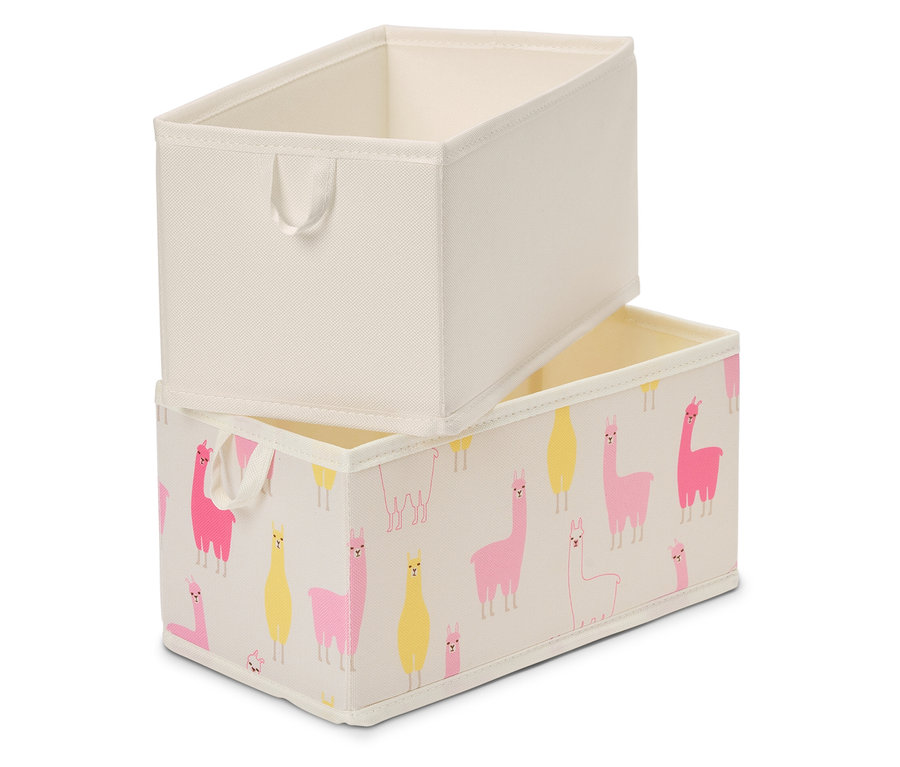 Dve obdĺžnikové úložné boxy sú naskladané na seba. Horný box je jednofarebný béžový, spodný box je potlačený ružovými a žltými lamami na béžovom pozadí.
