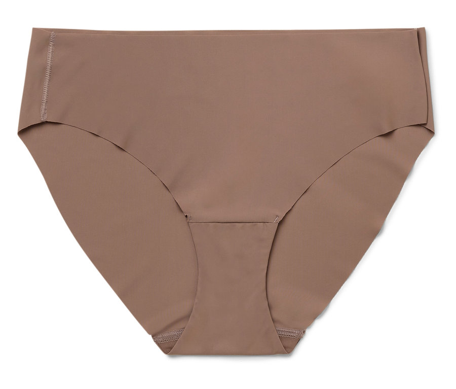 Na bielom pozadí ležia nohavičky vo svetlohnedej farbe.