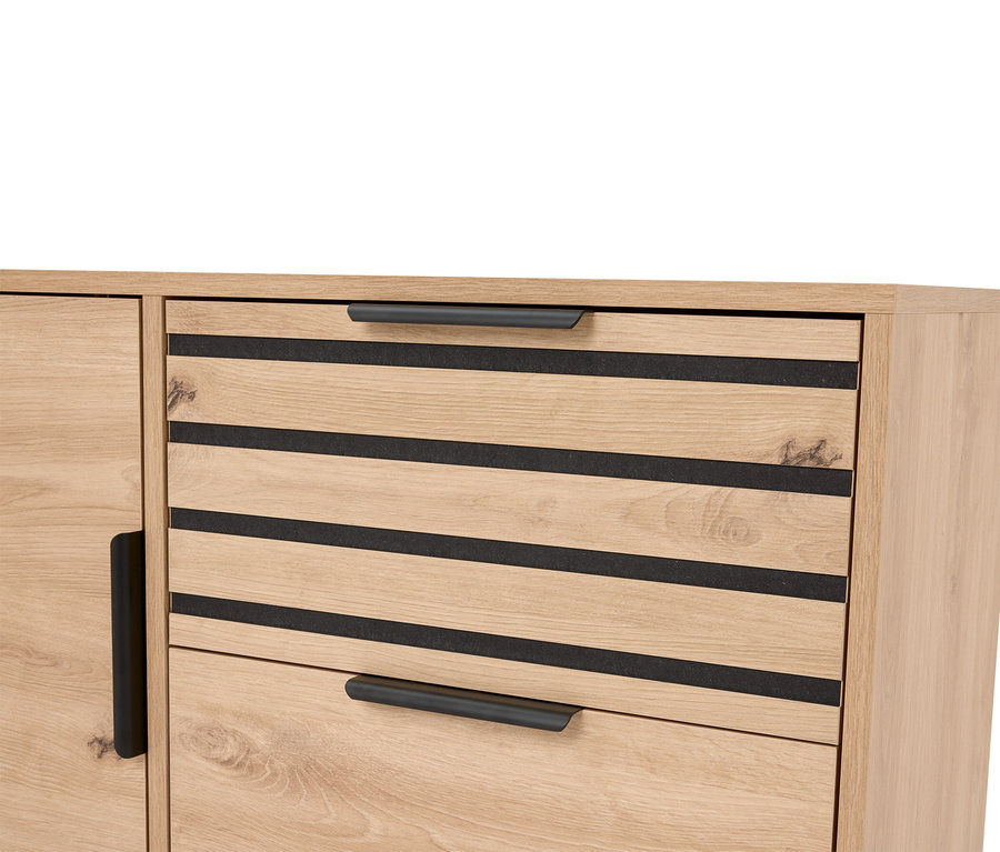 Detailný záber na svetlohnedú drevenú skrinku s čiernymi úchytkami a horizontálnymi akcentmi.