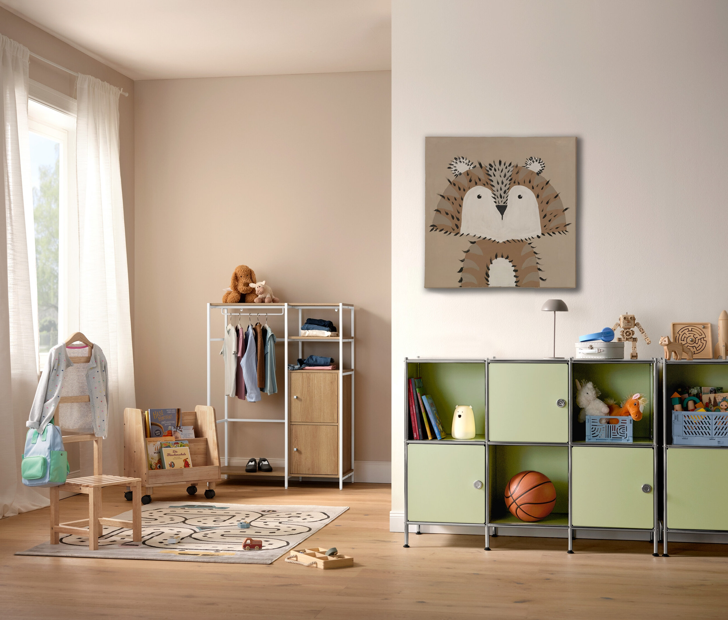 Detská izba s detským kobercom COCOON »Mestá«, 120 x 170 cm, regálom a hračkami.