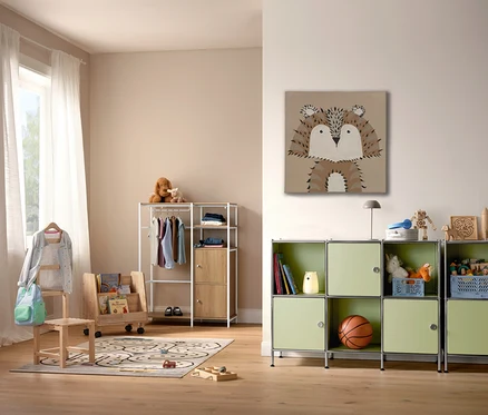 Detská izba s detským kobercom COCOON »Mestá«, 120 x 170 cm, regálom a hračkami.