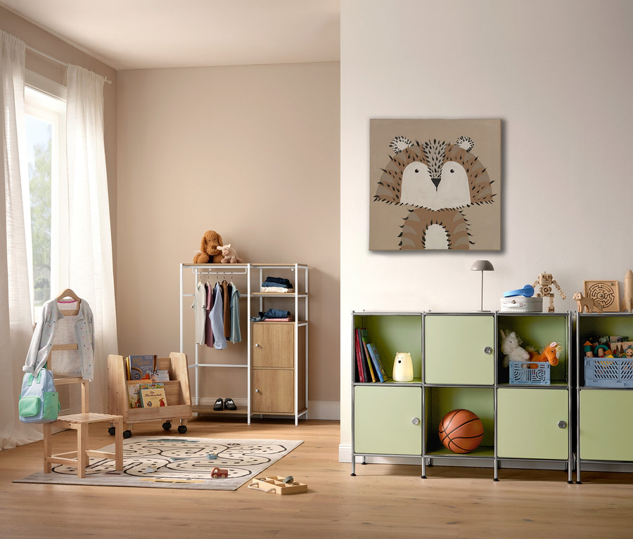 Detská izba s detským kobercom COCOON »Mestá«, 120 x 170 cm, regálom a hračkami.