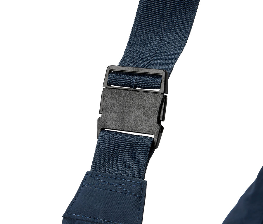 Detailný záber na námornícky modrý popruh s čiernou prackou na bielom pozadí.