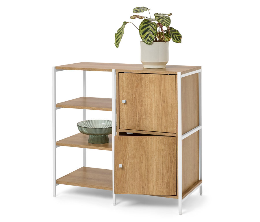 Skrinka s dvomi policami a dvomi dverami stojí na bielom pozadí. Na skrinke stojí rastlina v kvetináči.