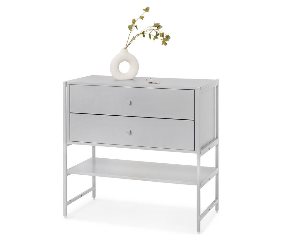 Sivá komoda s dvomi zásuvkami a poličkou, na ktorej je biela váza s rastlinami.
