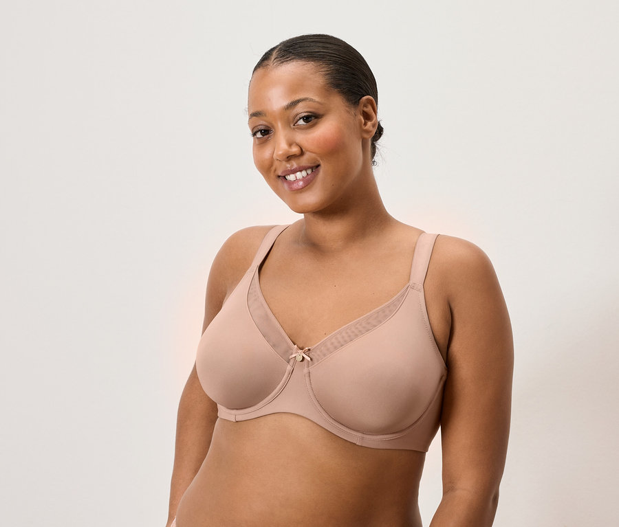 Žena nosí telovú podprsenku.