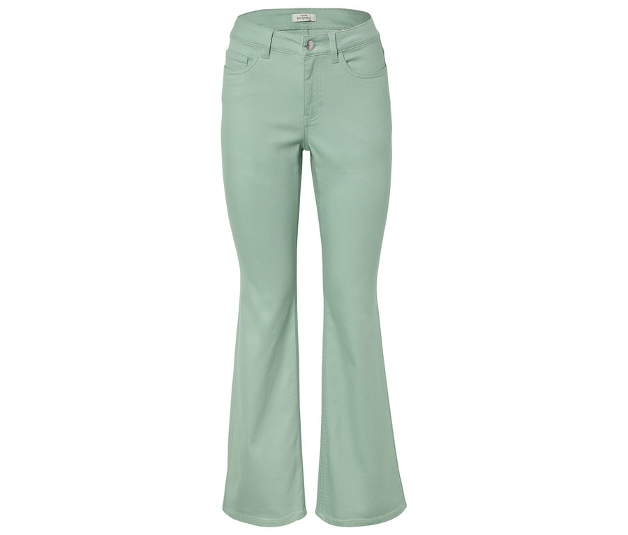 Svetlé rozšírené džínsy na bielom pozadí.