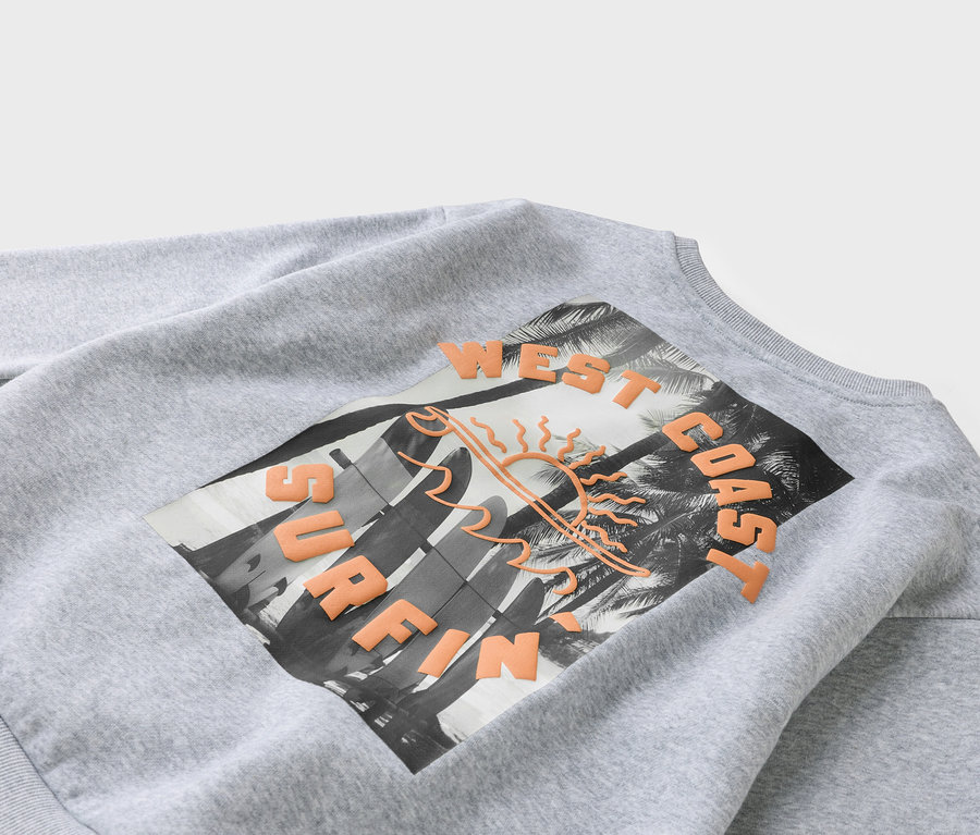 Sivá mikina s potlačou surfových dosiek, paliem a nápisom „West Coast Surfing“.
