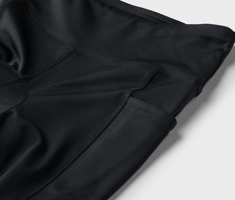 Detail čiernych legín s vreckom.