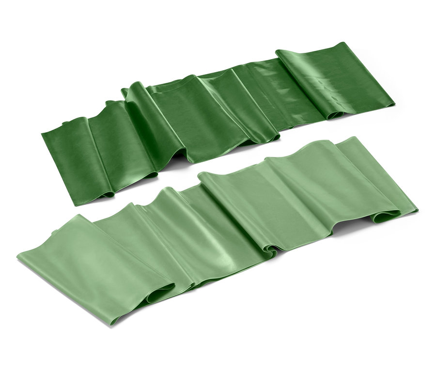 Dve zelené fitness gumy ležia na bielom pozadí.