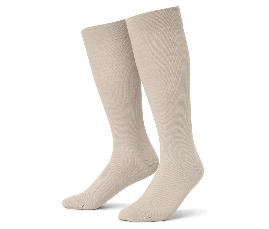 Detailný záber dvoch béžových podkolienok na bielom pozadí.