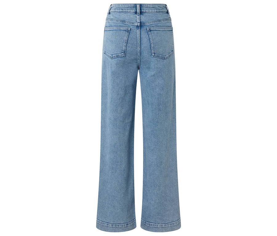 Pohľad zozadu na svetlomodré džínsy s vysokým pásom a širokými nohavicami.