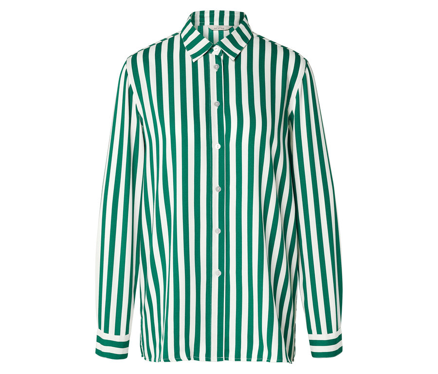 Na bielom pozadí je zobrazená košeľa s dlhým rukávom so zvislými zelenými a bielymi pruhmi.