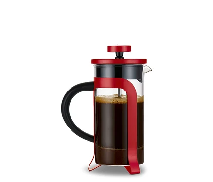 Červená kanvica french press 300 ml s 2 šálkami plná kávy.