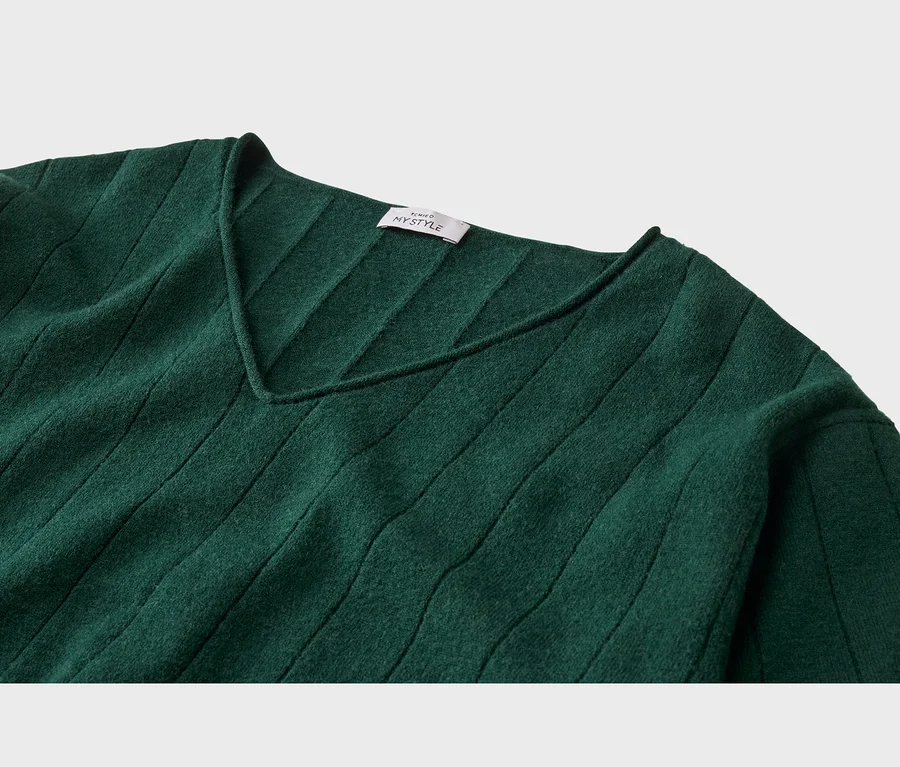 Tmavozelený rebrovaný sveter s výstrihom do V a bielym štítkom MYSTYLE na krku.
