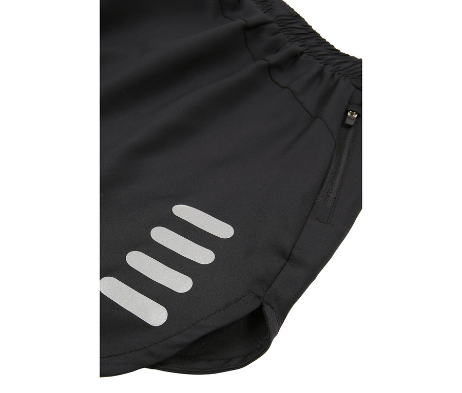 Detail čiernych šortiek s elastickým pásom, vreckom na zips a reflexnými pruhmi.
