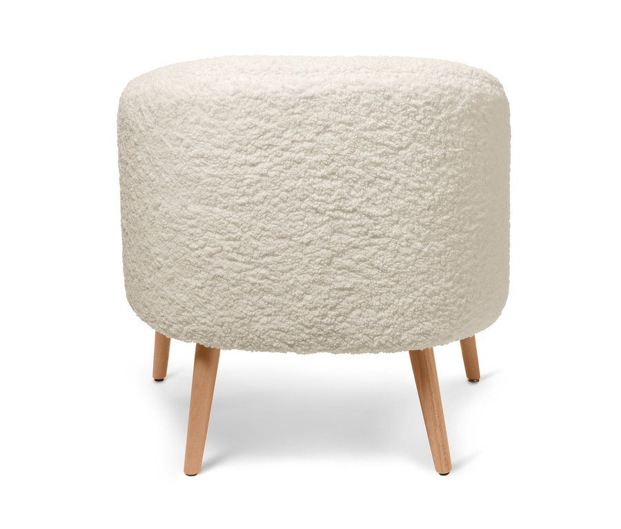 Plyšové kreslo z buklé s drevenými nožičkami.