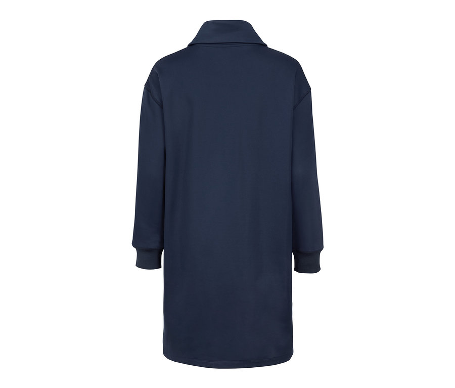 Tmavomodré teplákové šaty.