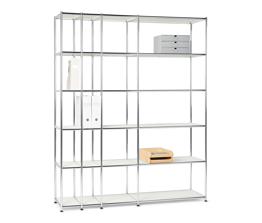 Biely otvorený kovový regál »CN3« s uloženými predmetmi.
