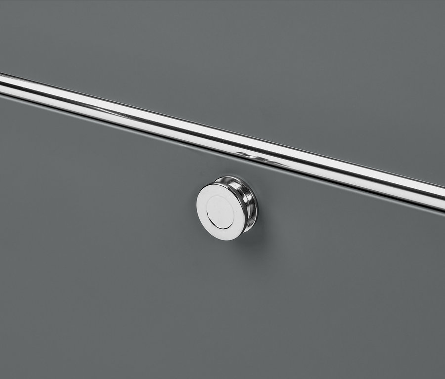 Detail sivej odkladacej skrinky »CN3« so striebornou tyčou a okrúhlym úchytom.