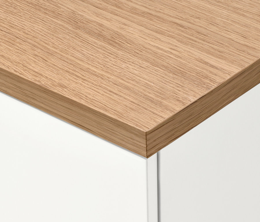 Detail rohu skrinky na topánky »Bekeson« s drevenou doskou a bielymi dverami.