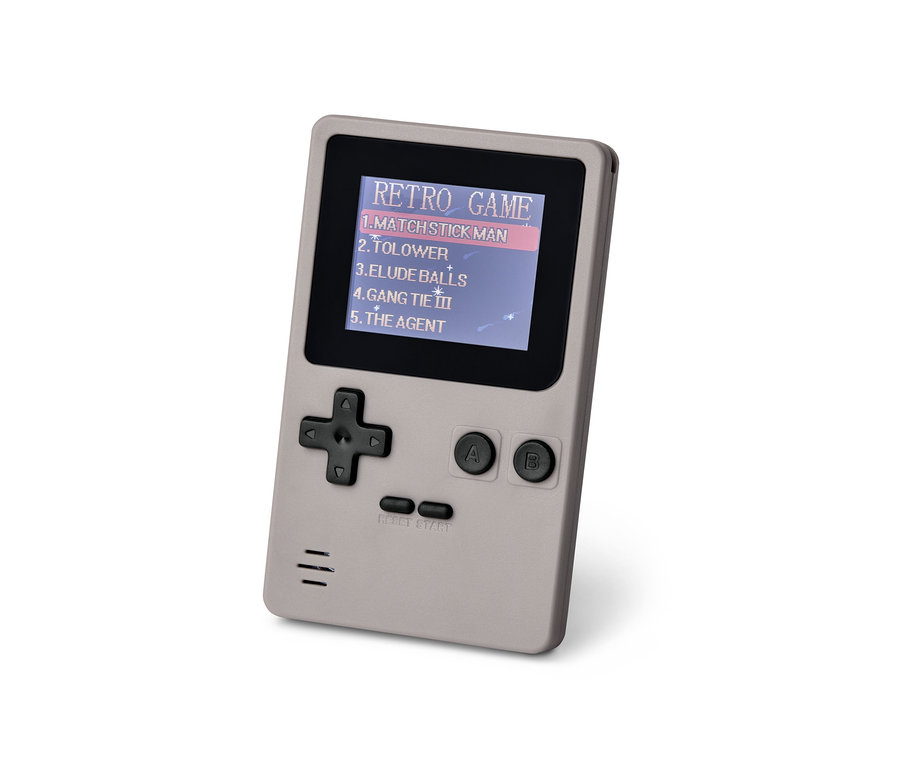 Detailný záber na retro mini hernú konzolu zobrazujúcu ponuku hier.