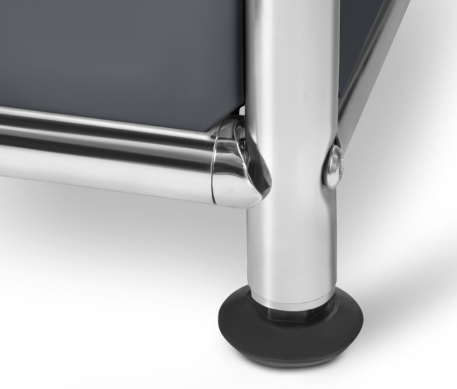 Detail šedého kovového skriňového systému »CN3« s chrómovanou nohou.