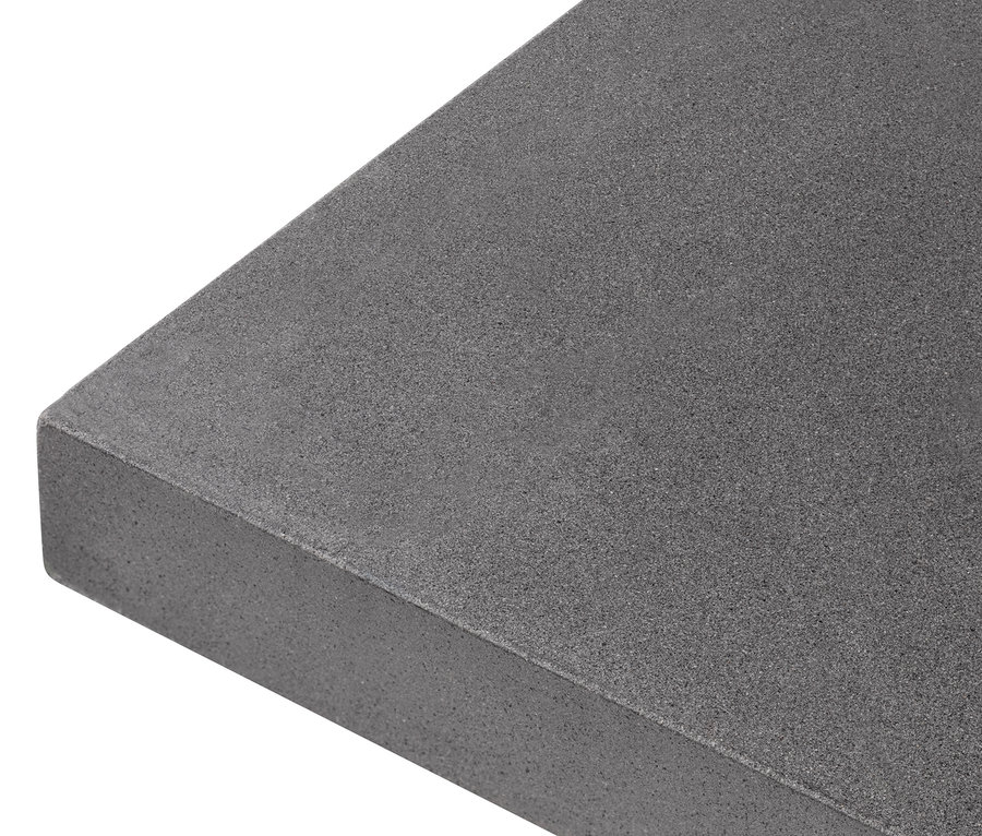 Detail jedálenského stola s betónovou doskou.