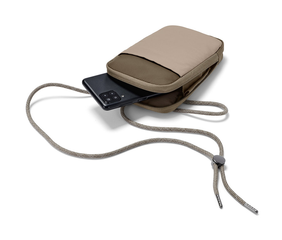 Hnedosivé puzdro na mobil chrániace proti mrazu s telefónom vnútri a šnúrkou.