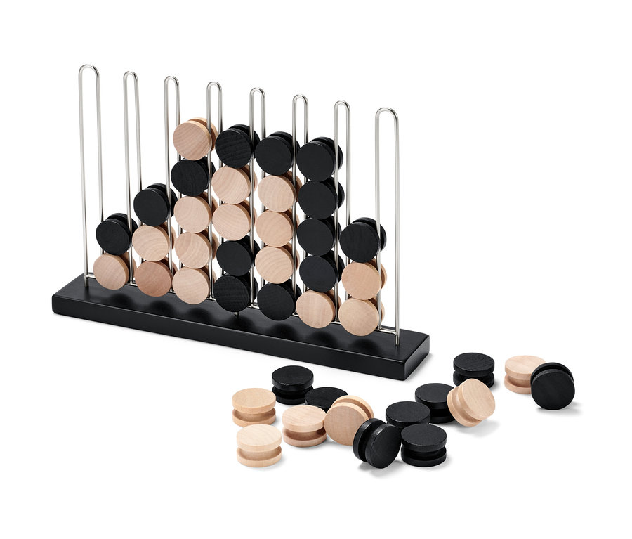 Stolová hra »4 v jednom rade« s čiernymi a drevenými hracími kameňmi.