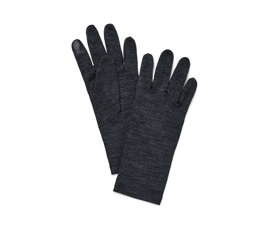 Dvoje rukavice s merino vlnou ležia na sebe.