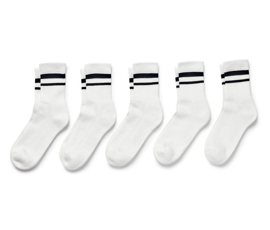 Päť párov bielych detských tenisových ponožiek s čiernymi pruhmi hore.