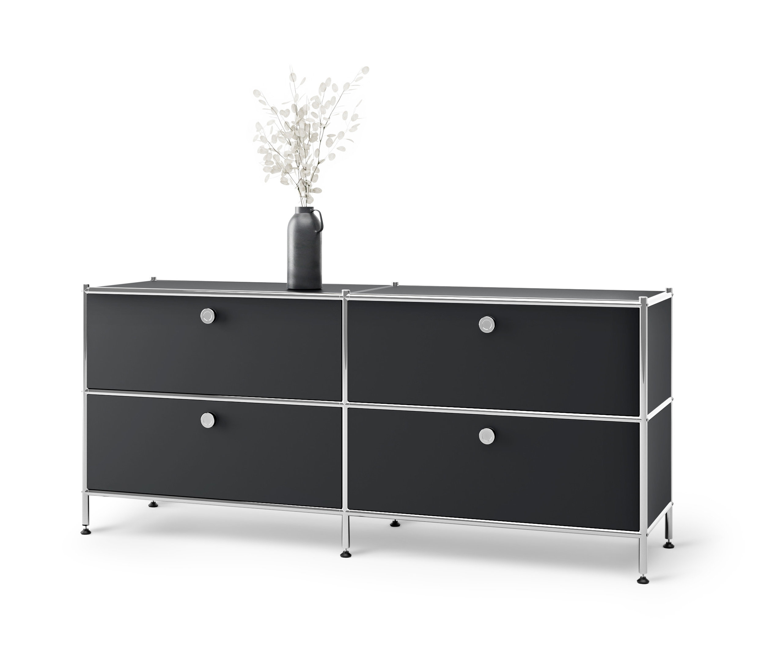 Čierna kovová nízka skrinka »CN3« so 4 zásuvkami a vázou s bielymi kvetmi hore.