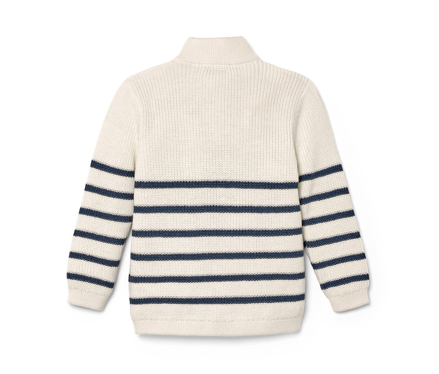 Detail zadnej strany detského svetra s vysokým golierom na zips s modrými pruhmi.