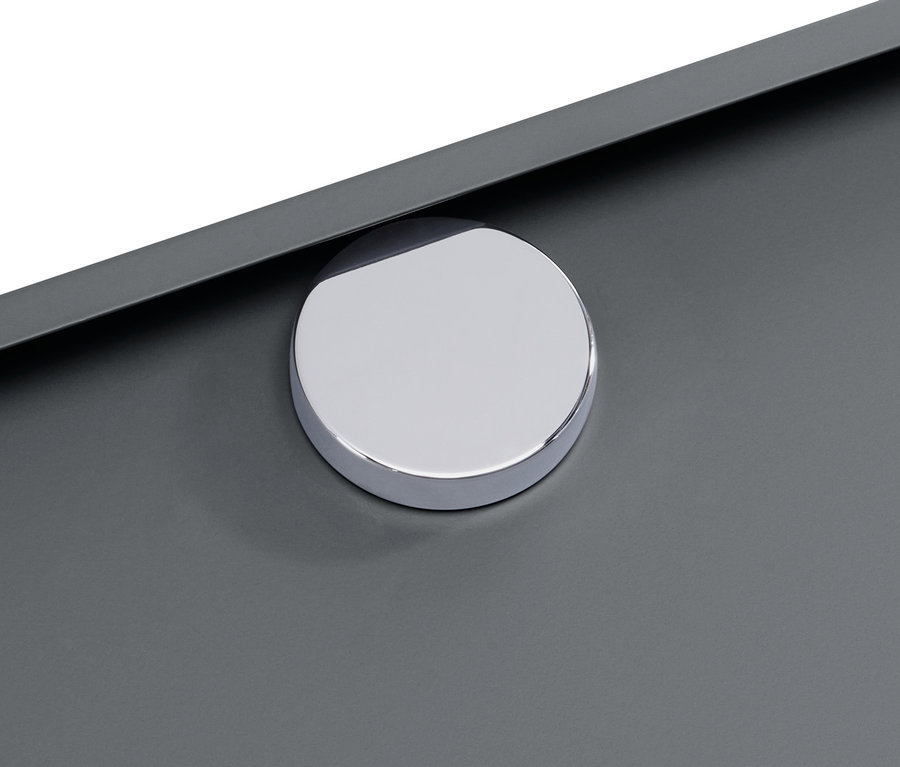 Detail sivej odkladacej skrinky »CN3« s kruhovým strieborným úchytom.