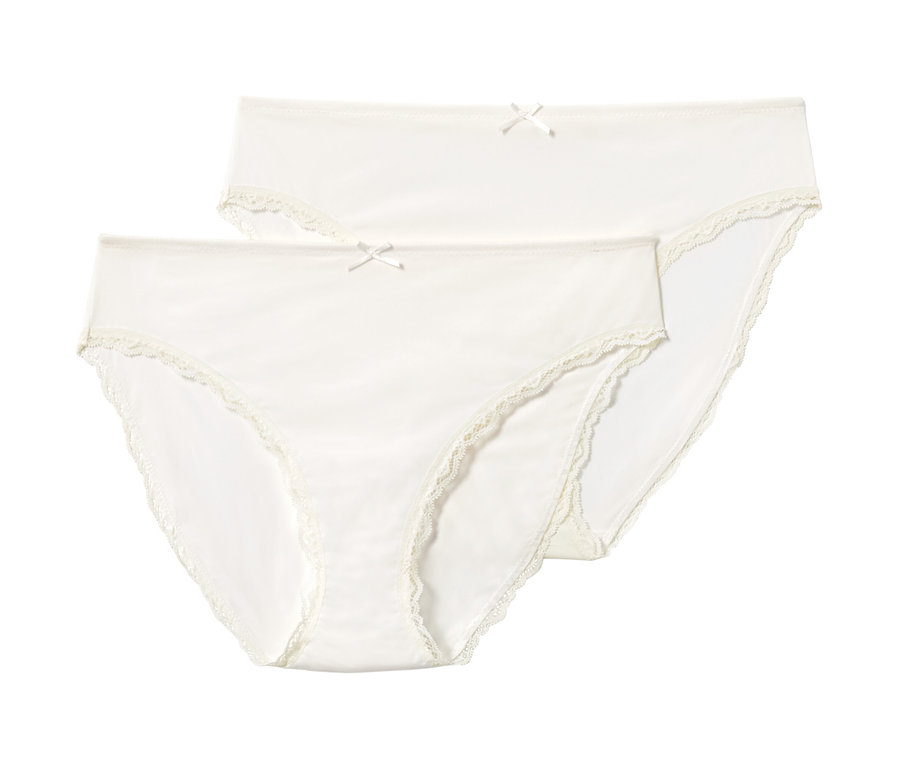 Dvoje krémové nohavičky s čipkou a mašličkou.