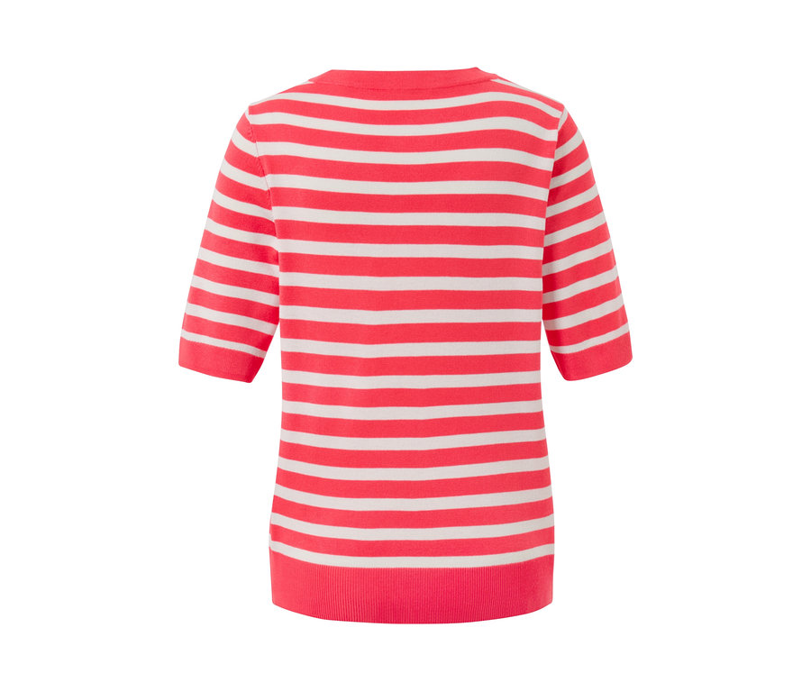 Detail červeno-bieleho pruhovaného pulóvra z jemného úpletu.