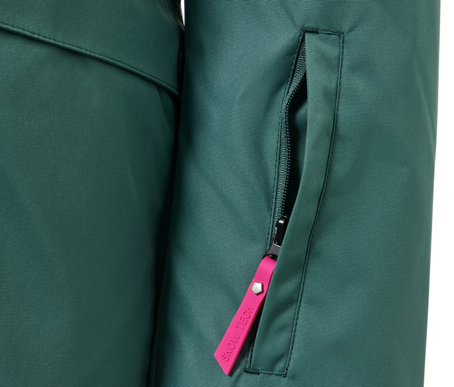 Detail lyžiarskej bundy so zipsom a vreckom.