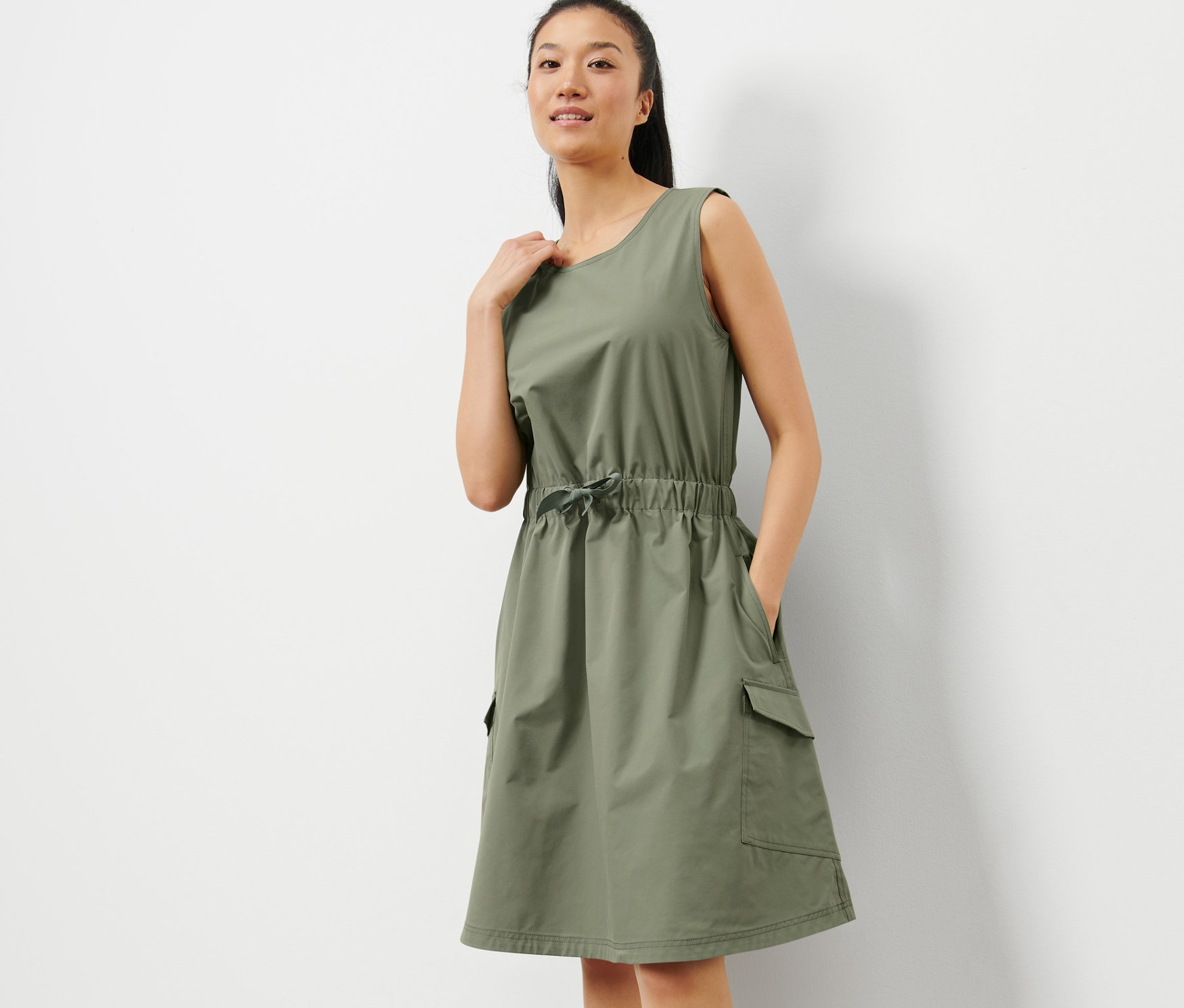 Žena pózuje vo funkčných šatách.