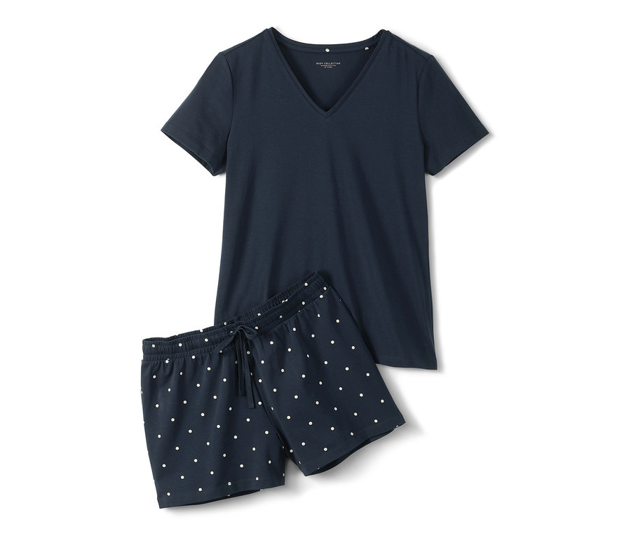 Tmavomodré krátke pyžamo s bielymi bodkami.
