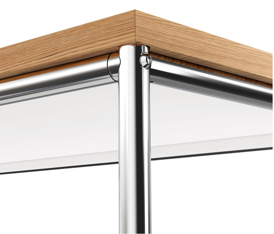 Detail rohu bielej kovovej komody »CN3« s drevenou doskou.